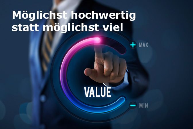 Illustration einer Lupe und den Worten "Ihre Marke", darum herum die Marken verschiedener Chatbots