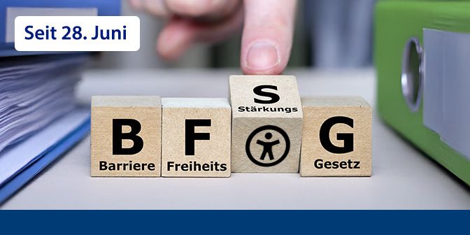 Das Bild zeigt Holzwürfel auf denen das Akronoym BFSG steht und jeder Buchstabe hat die entsprechende Bedeutung. Ein Finger dreht gerade das S um. Darunter sieht man das Barrierefrei-Piktogramm.
