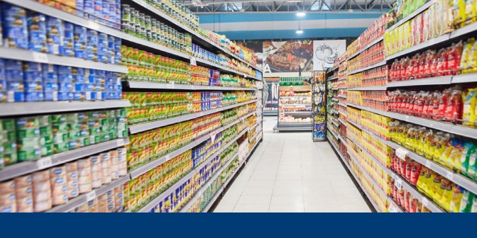 Aufgeräumte Regale im Supermarkt